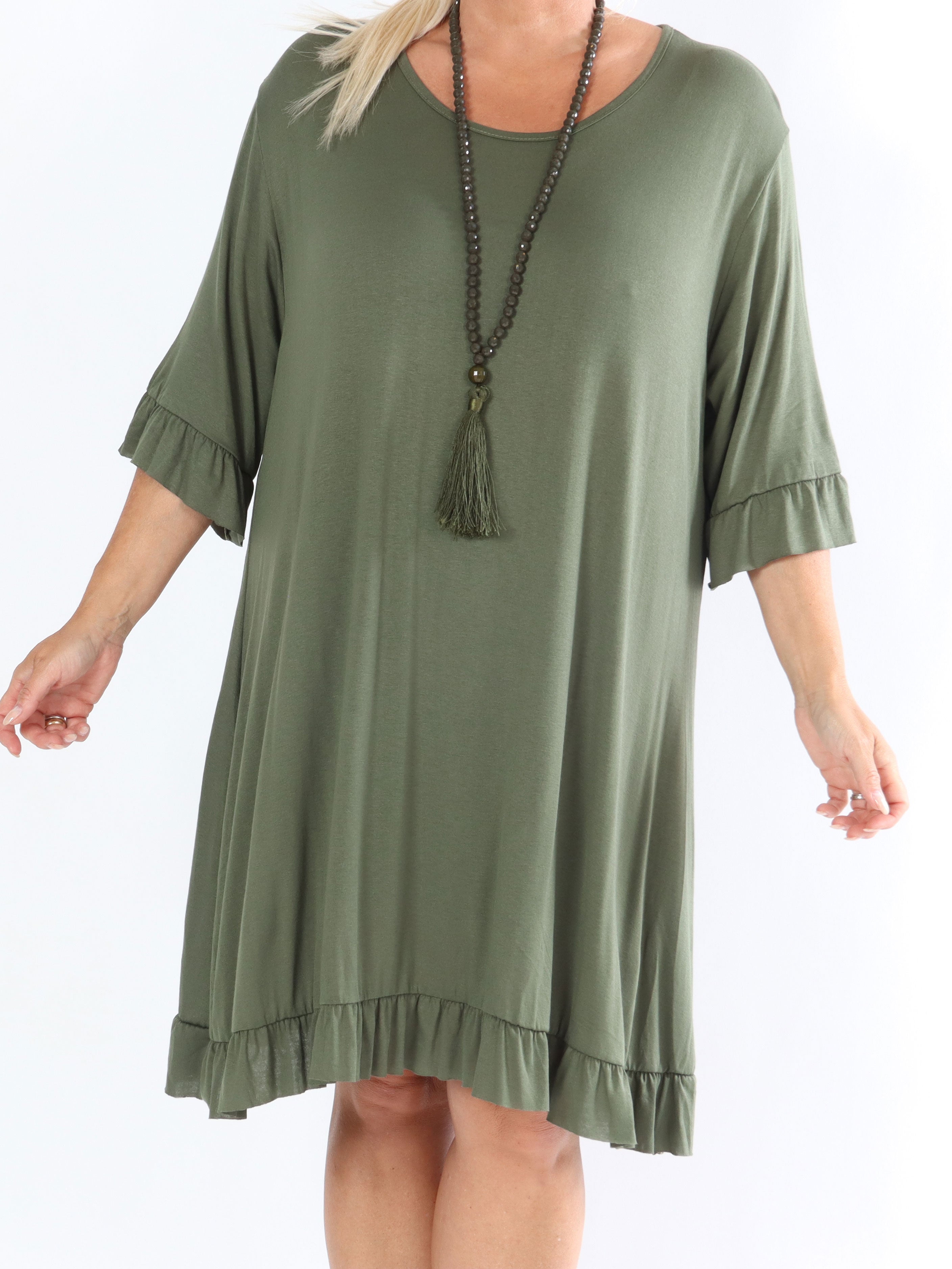 Leonara - Enkel plus size klänning i viskos med volangkanter